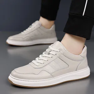 Zapatillas minimalistas de cuero auténtico beige para hombre con suelas blancas gruesas