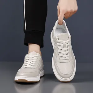 Zapatillas casuales de cuero genuino para hombre, calzado blanco elegante y minimalista.
