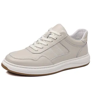 Zapatillas de cuero beige de alta calidad para hombre con suela blanca y diseño de cordones.