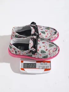 Detailed view of lightweight Christmas canvas shoes showing a total weight of 0.235kg