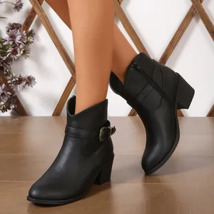 Detailansicht schwarzer Western-Stiefeletten mit Schnalle und Reißverschluss.