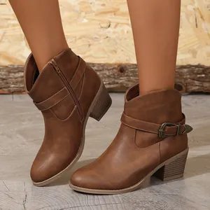 Detailansicht brauner Ankle Boots im Western-Stil mit Blockabsatz und dekorativer Schnalle