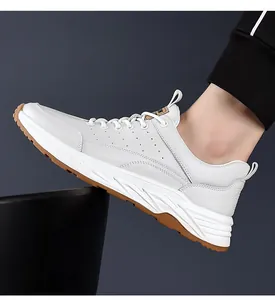 Detaillierte Ansicht hochwertiger weißer Herren-Freizeitsneaker aus echtem Leder mit brauner Sohle