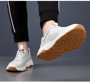 Detailansicht der Herren-Sneaker aus weißem Leder mit robuster brauner Gummisohle.