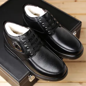 Klassieke zwarte heren winter lederen laarzen met warme fleece voering en antislip zool.