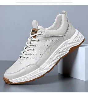 Seitenansicht weißer Herren-Sneaker aus genarbtem Leder mit atmungsaktiven Löchern