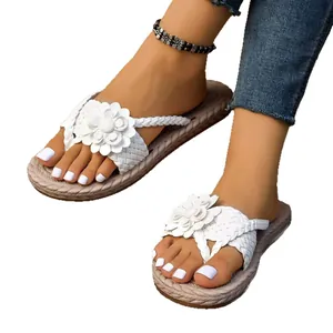 Sandalias de plataforma blancas para mujer con elegante decoro floral y correas trenzadas
