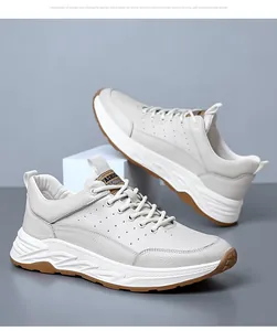 Detailansicht der cremeweißen Herren-Sneaker aus Rindsleder mit brauner Gummisohle