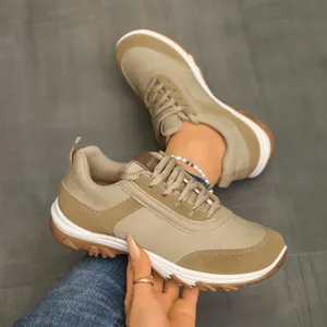 Detailansicht beige Retro-Sneaker mit Kontrasteinsätzen und robuster Gummisohle.