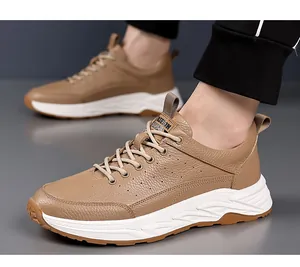 Nahaufnahme der braunen Herren-Sneaker aus echtem Leder mit weißer strukturierter Sohle
