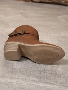 Nahaufnahme brauner Westernstiefel mit Blockabsatz und Vintage-Schnallendekor