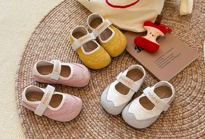Detailansicht der Mary Jane Sneaker für Kinder in Gelb, Rosa und Weiß-Optionen.