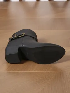 Detailansicht schwarzer Westernstiefel mit Blockabsatz und dekorativer Metallschnalle