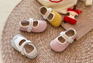 Detailansicht der schicken Retro-Mary-Jane-Sneaker für Mädchen in Rosa, Gelb und Weiß.