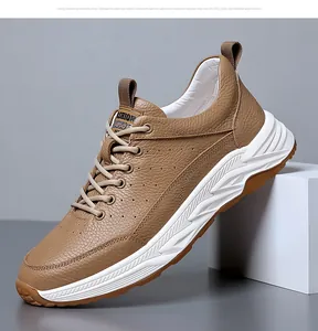 Detailansicht brauner Leder-Herren-Sneaker mit strukturierter Oberfläche und weißer Sohle