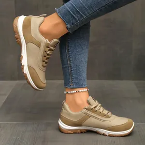 Detailansicht der Retro-Sneaker für Damen im Farbmix, getragen mit Jeans und Fußkette