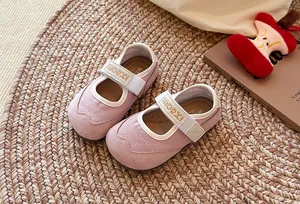 Detailansicht der rosa Mädchen-Mary-Jane-Sneaker mit weißen Klettverschlüssen