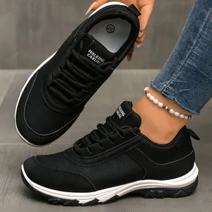 Nahaufnahme der schwarzen Damen-Sneaker im Retro-Stil mit Strukturleder und rutschfester Sohle.