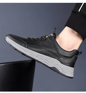 Seitenansicht des schwarzen Leder-Sneakers mit grober grauer profilierter Sohle