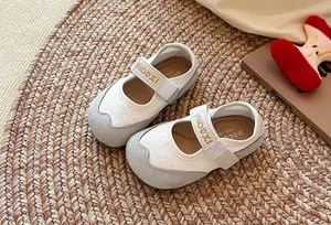 Detailansicht der weißen Mädchen Mary Jane Sneaker mit grauem Wildleder und Klettverschluss