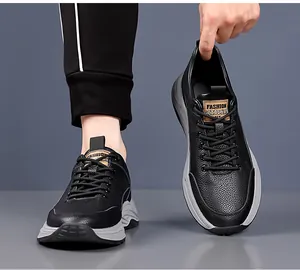 Detailansicht der schwarzen Herren-Sneaker aus genarbtem Leder mit grauer Sohle