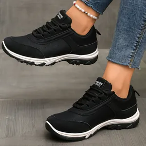 Detailansicht der schwarzen Retro-Freizeitschuhe für Damen mit weißer Zwischensohle