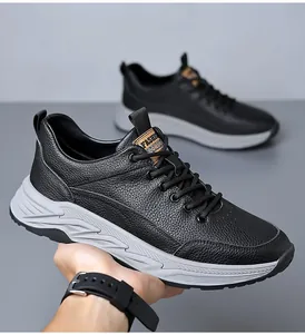 Detailansicht hochwertiger schwarzer Herren-Sneaker aus genarbtem Leder mit strukturierter Sohle