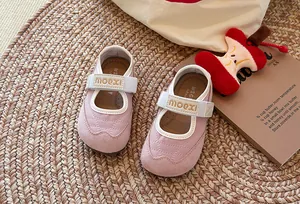 Detailansicht der rosa Mädchen Mary Jane Sneaker mit gestepptem Stoff und weicher Sohle
