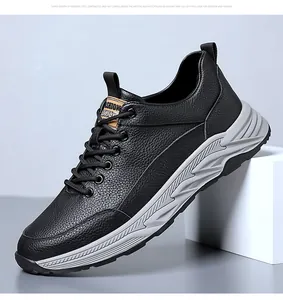 Nahaufnahme schwarzer Herren-Sneaker aus genarbtem Leder mit klobiger Sportsohle