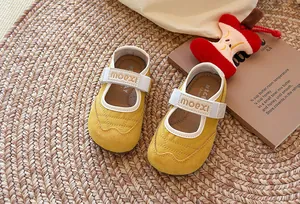 Detailansicht gelber Mary-Jane-Sneaker für Mädchen mit weichen Sohlen und Wildleder-Patchwork