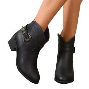 Damen Western Ankle Boots in Schwarz mit Blockabsatz und dekorativer Gürtelschnalle