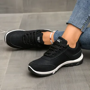 Nahaufnahme von schwarzen Retro-Sneakern für Damen mit weißer Sohle im Casual-Design