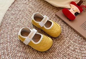 Detaillierte Draufsicht auf gelbe Mädchen-Mary-Jane-Sneaker auf einer geflochtenen Matte