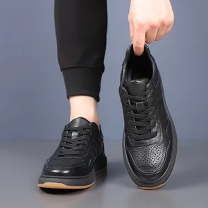 Zapatos casuales de hombre en cuero genuino perforado negro con diseño transpirable