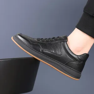Zapatillas de hombre de cuero negro con diseño perforado transpirable y suela de goma