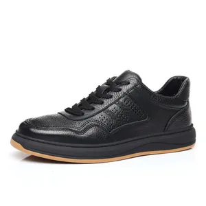 Zapatos casuales de hombre en cuero negro transpirable con elegante diseño perforado