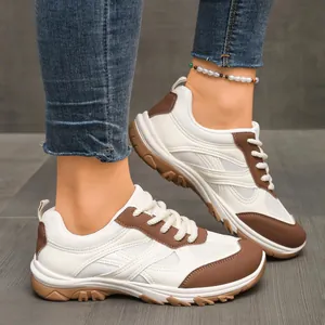 Seitenansicht von Retro-Sneakern für Damen in Weiß und Braun aus Leder und Mesh