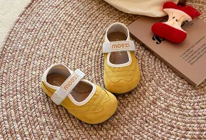 Weiche gelbe Wildleder Mary Jane Babyschuhe mit moexi Klettverschluss auf Teppich