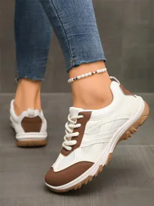 Detailansicht der Retro-Sneaker für Damen mit Mesh-Einsätzen und griffiger Sohle