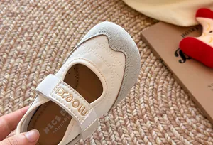 Nahaufnahme von beigen Mary-Jane-Schuhen für Mädchen mit weicher Sohle und Klettverschluss.