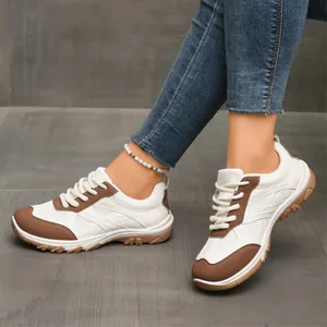 Detailansicht der Retro-Sneaker für Damen in Weiß und Braun aus strukturiertem Leder