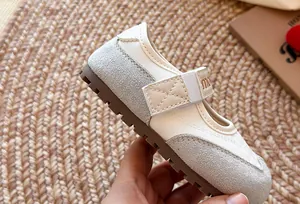 Detailansicht weißer Mary Jane Sneaker für Mädchen mit flexibler Gummisohle