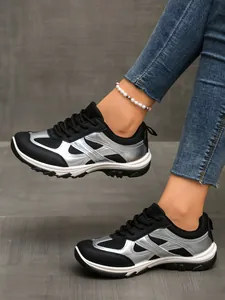 Seitenansicht-Detail der schwarz-silbernen Retro-Sneaker für Damen mit dicker Sohle