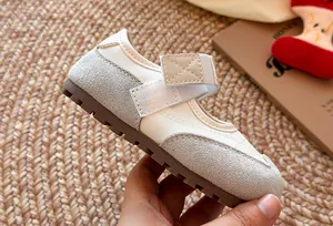 Detailansicht von Mädchen Mary Jane Sneaker mit grauem Wildleder und Klettverschluss