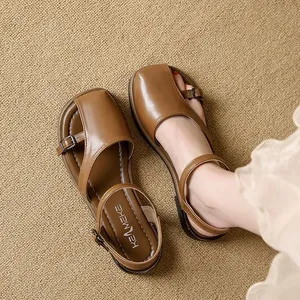 Elegante französische Retro-Flachsandalen in Braun mit geschlossener Spitze und weicher Sohle