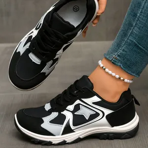 Nahaufnahme der Retro-Sneaker im Color-Block-Design mit Sternmuster und Schnürung