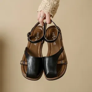 Elegante schwarze römische Sandalen mit flacher Sohle und geschlossener Zehenpartie