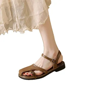 Braune flache Römersandalen im französischen Vintage-Stil mit Schnallen für Damen