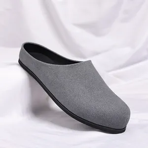 Retro grijze suède instapper klomp met slip-on design en antislipzool voor dames en heren