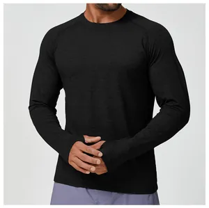 Detailaufnahme eines schwarzen, schnelltrocknenden Herren-Langarm-Sportshirts mit Daumenlöchern.